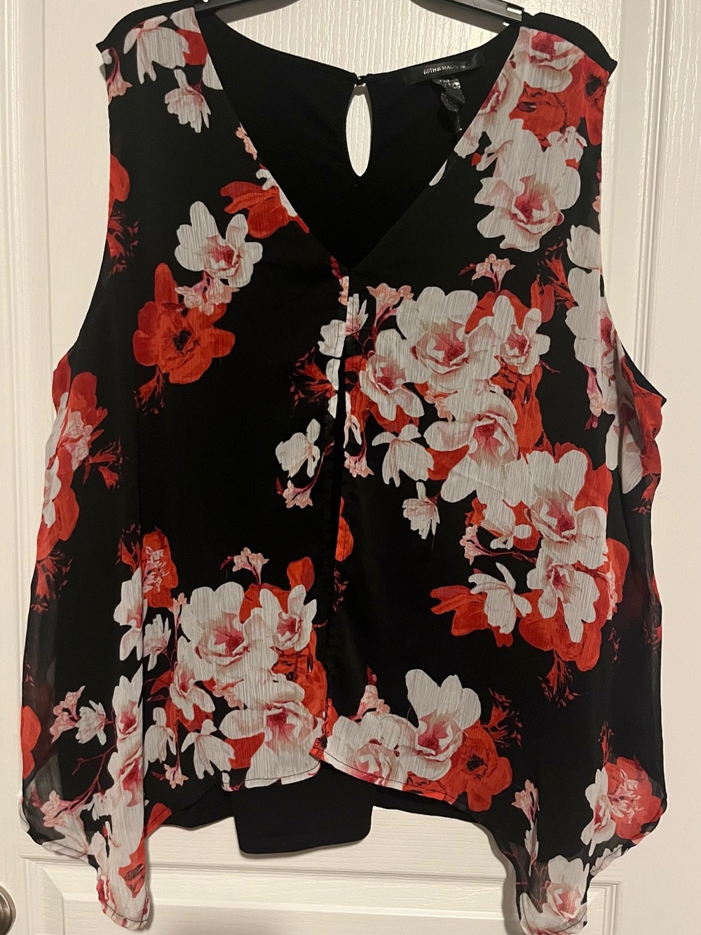 89th & Madison Black Sleeveless V-Neck blouse